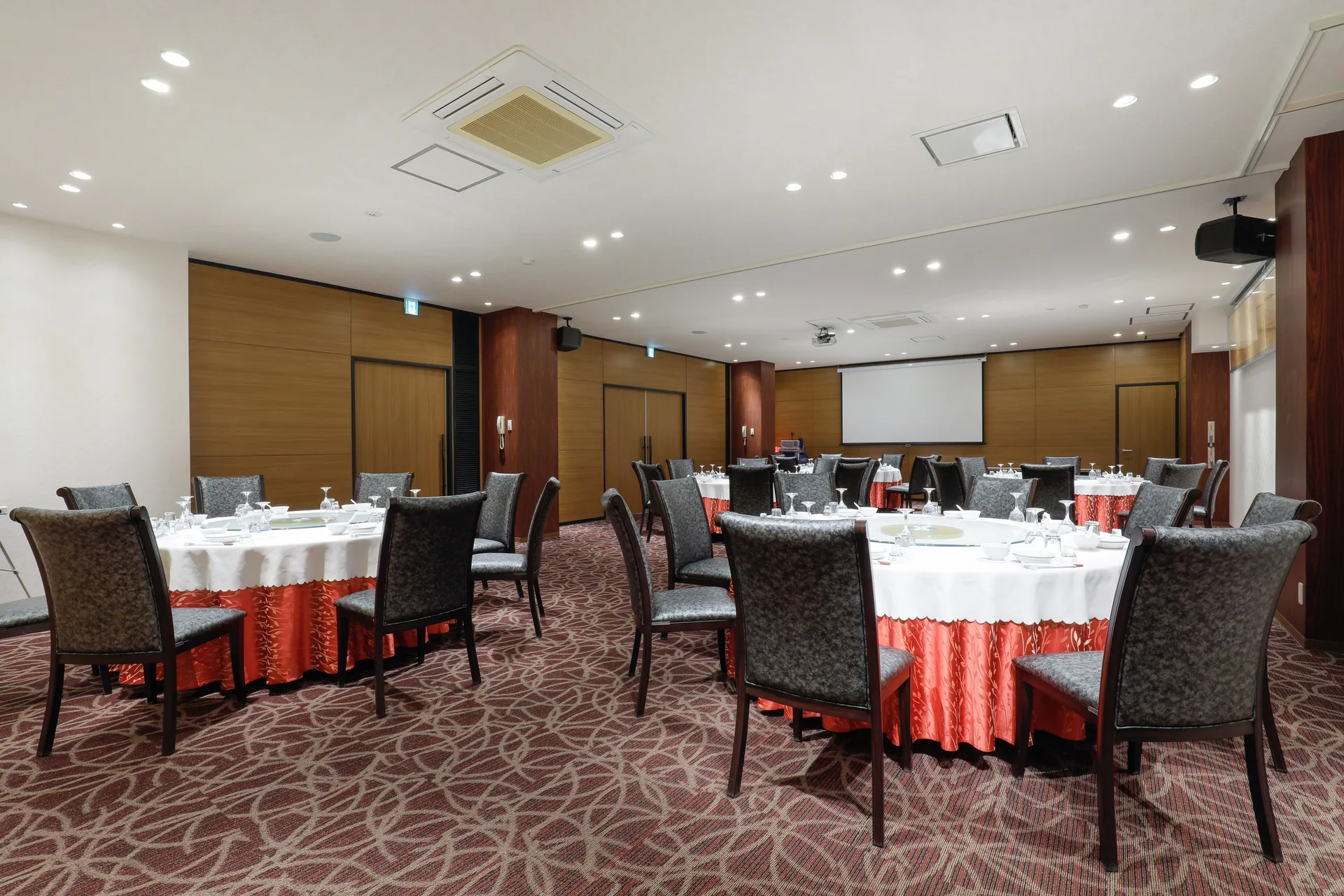 円卓を整えた会食レイアウトの宴会場