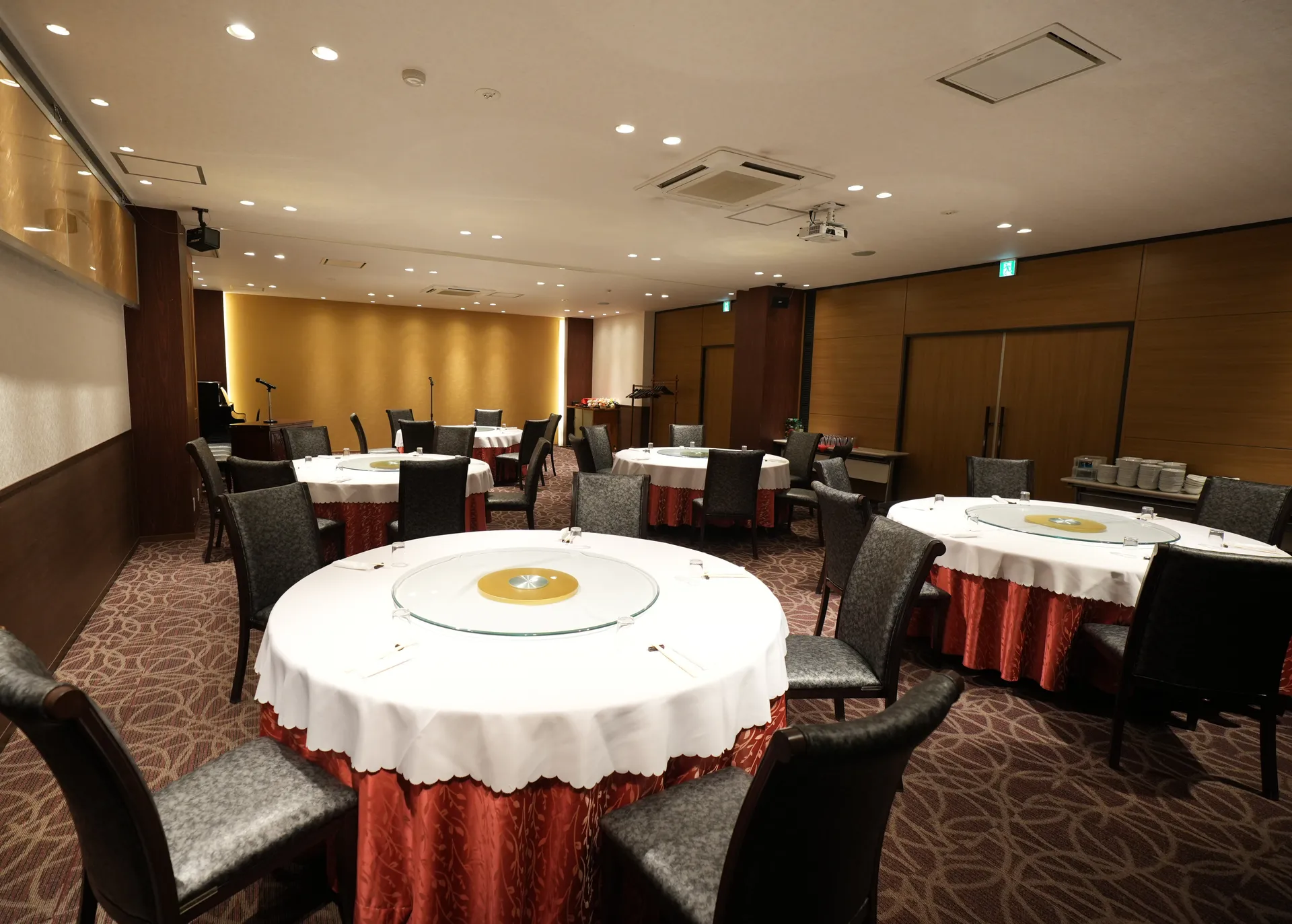円卓を整えた敦煌の宴会場