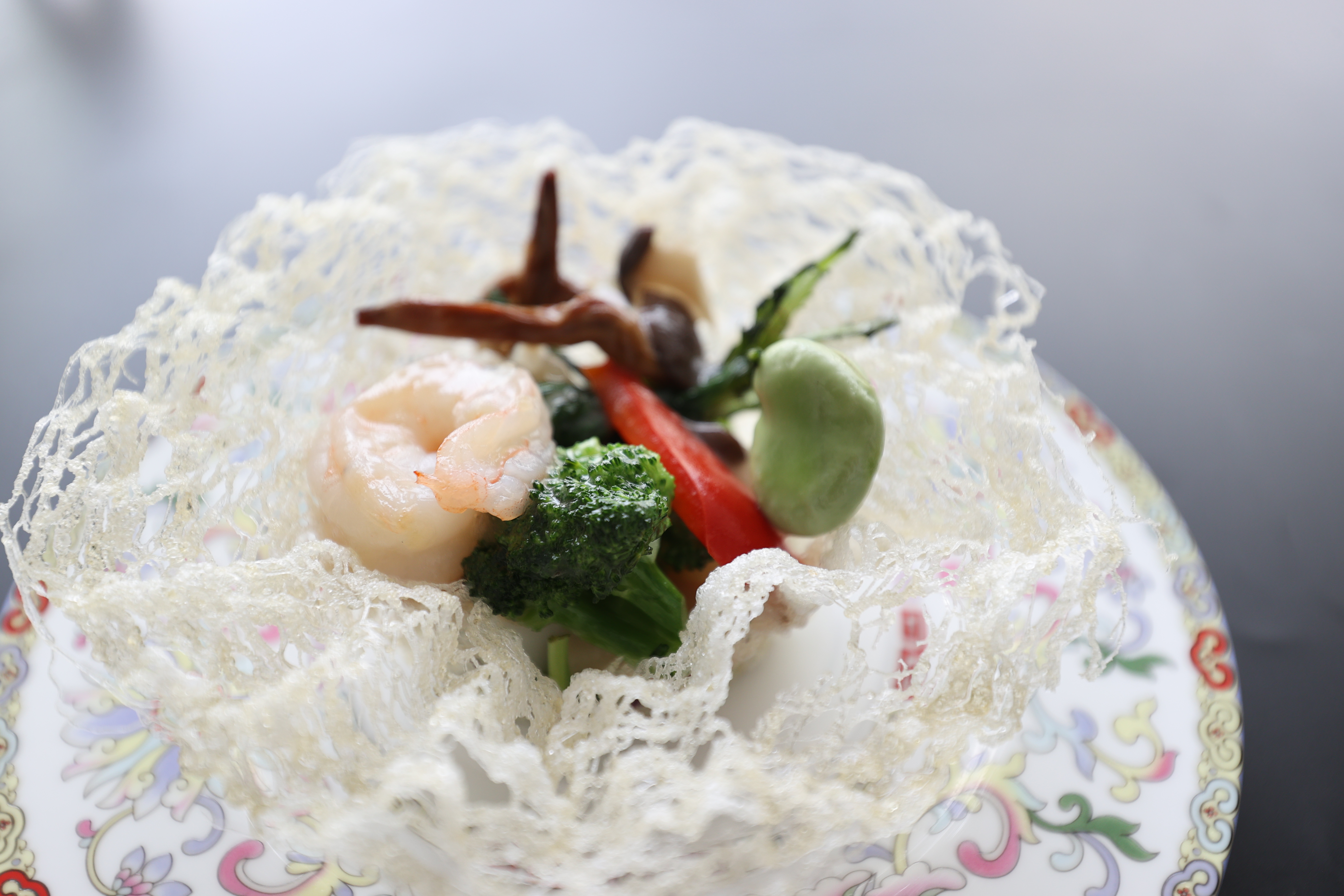 季節の食材を彩りよく盛り付けた敦煌の料理