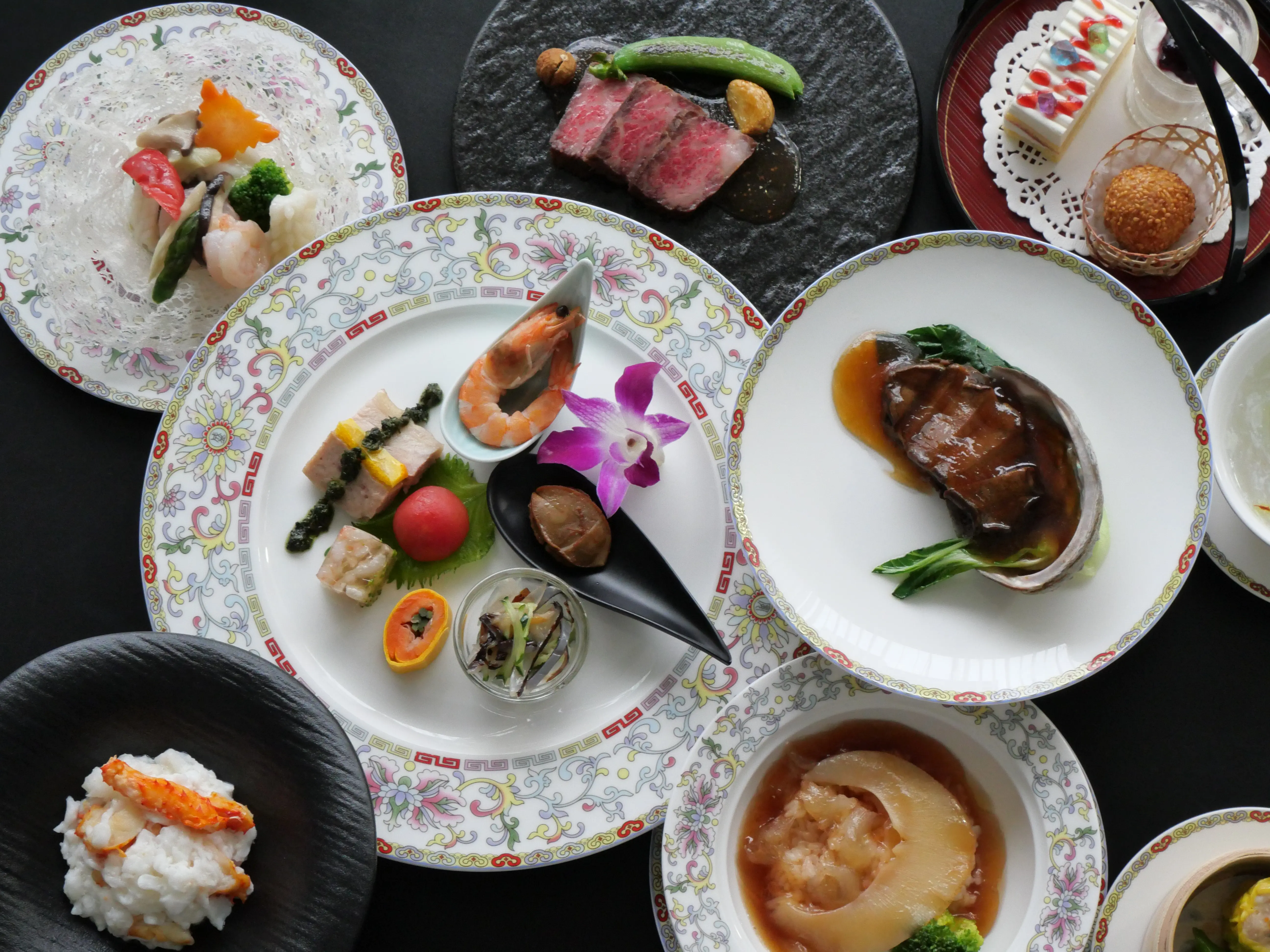 敦煌の本格中国料理の数々を並べたテーブル